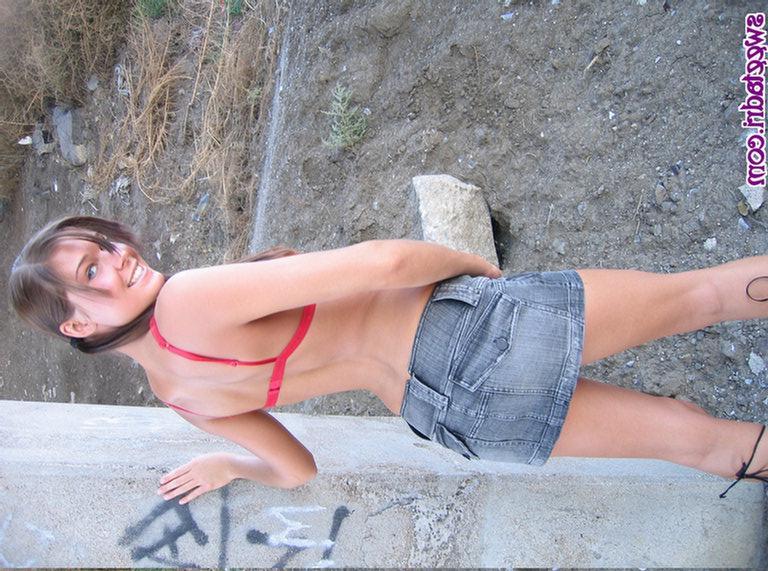 20P Pictures of Sweet Adri flashing outside