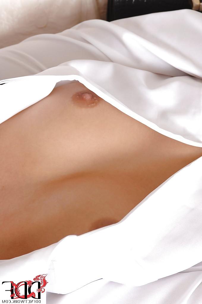 16P Das verführerische blonde Babe Brandy Smile zieht sich aus und spreizt ihre Beine