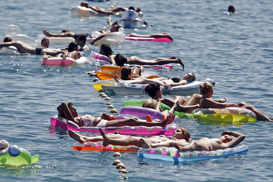 17P BEACH VOAYER