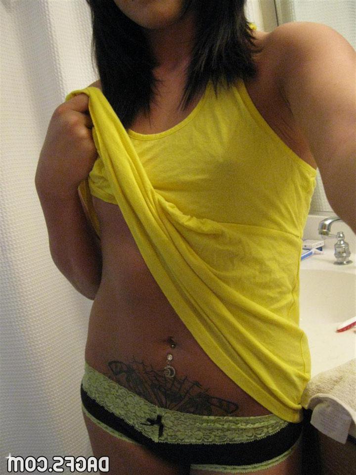 12P Blonde girl Alexis Monroe shares some hot selfies for you