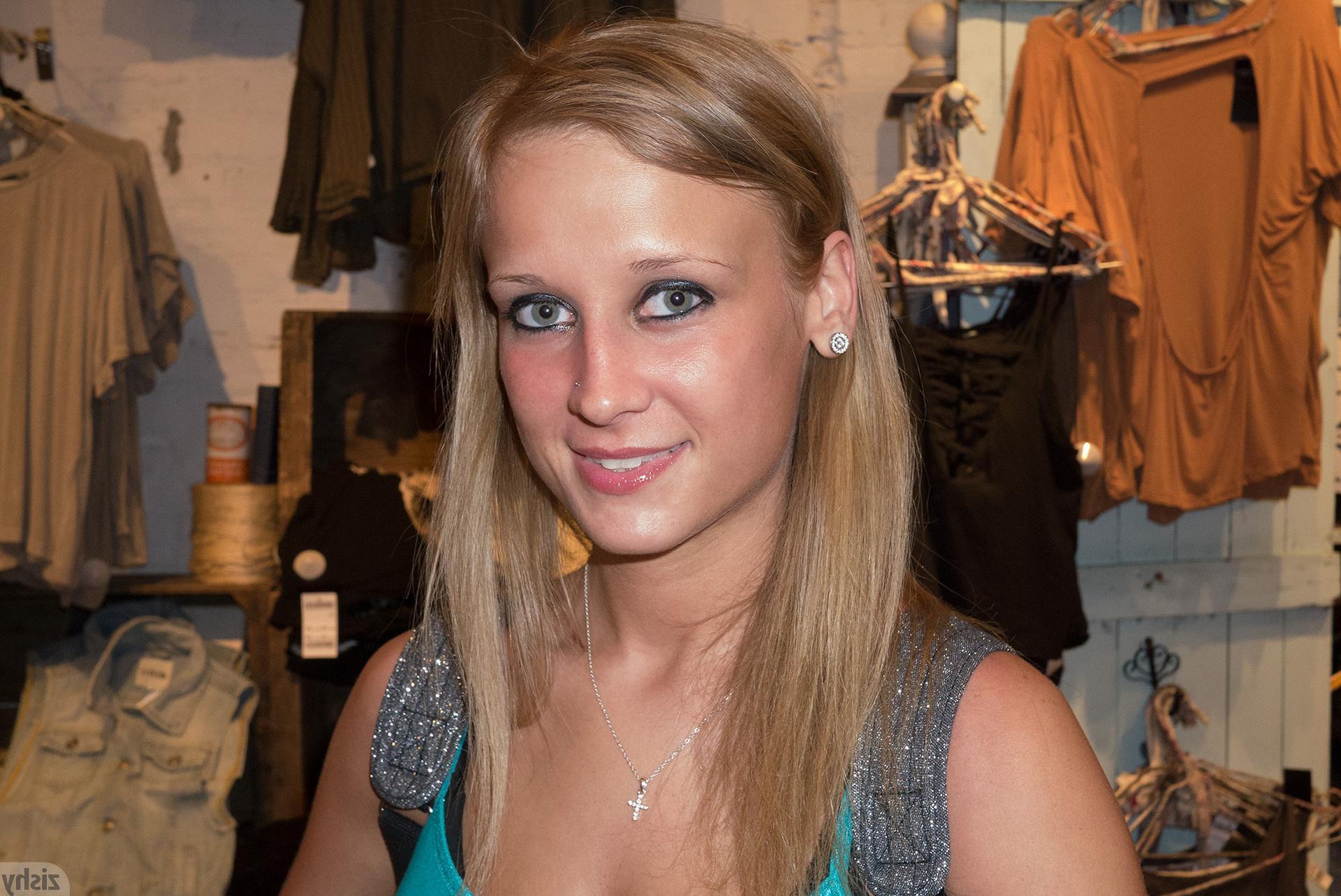 12P Busty blonde coed Alice Wonder shares some hot pics from her vacation