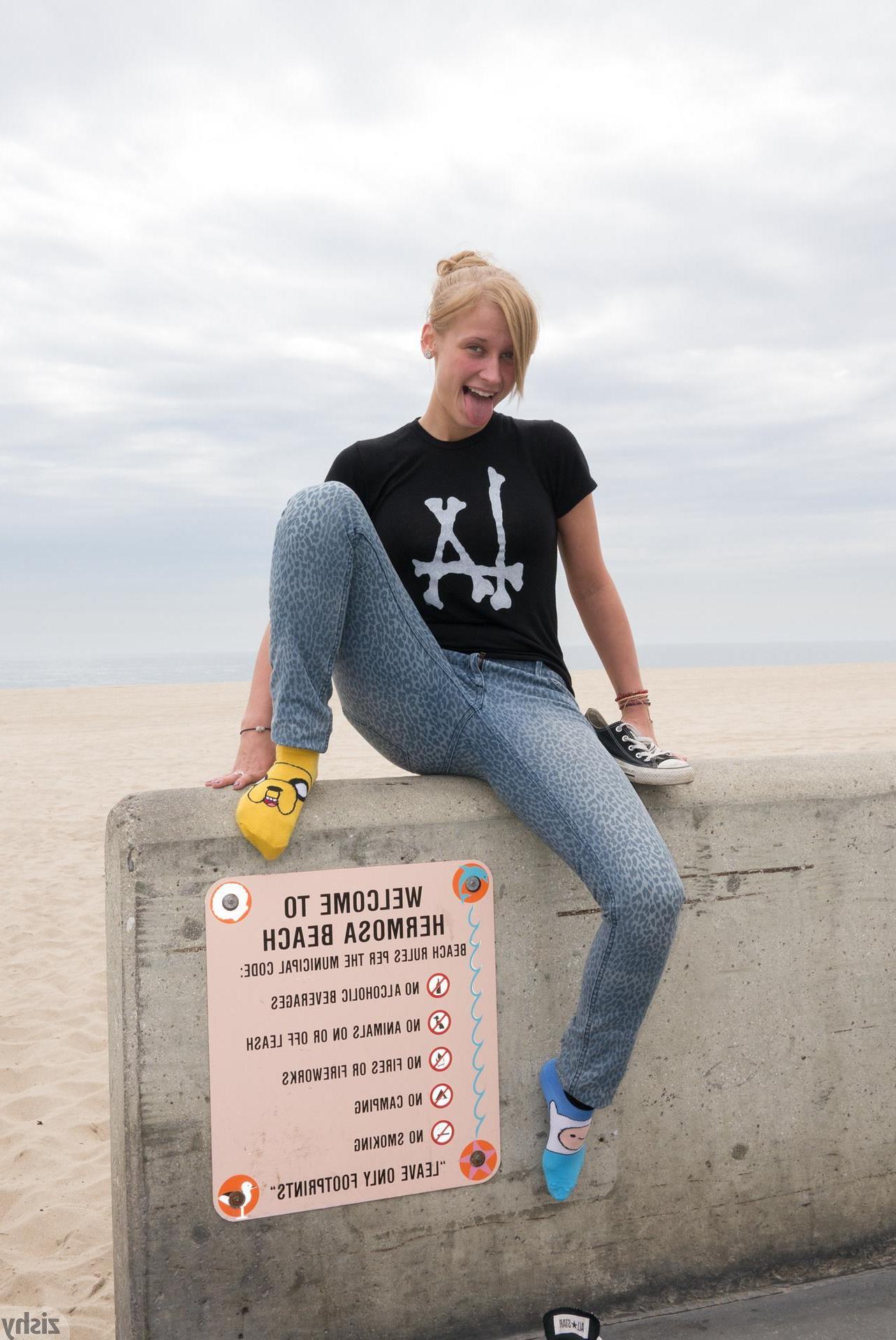 12P Busty blonde coed Alice Wonder shares some hot pics from her vacation