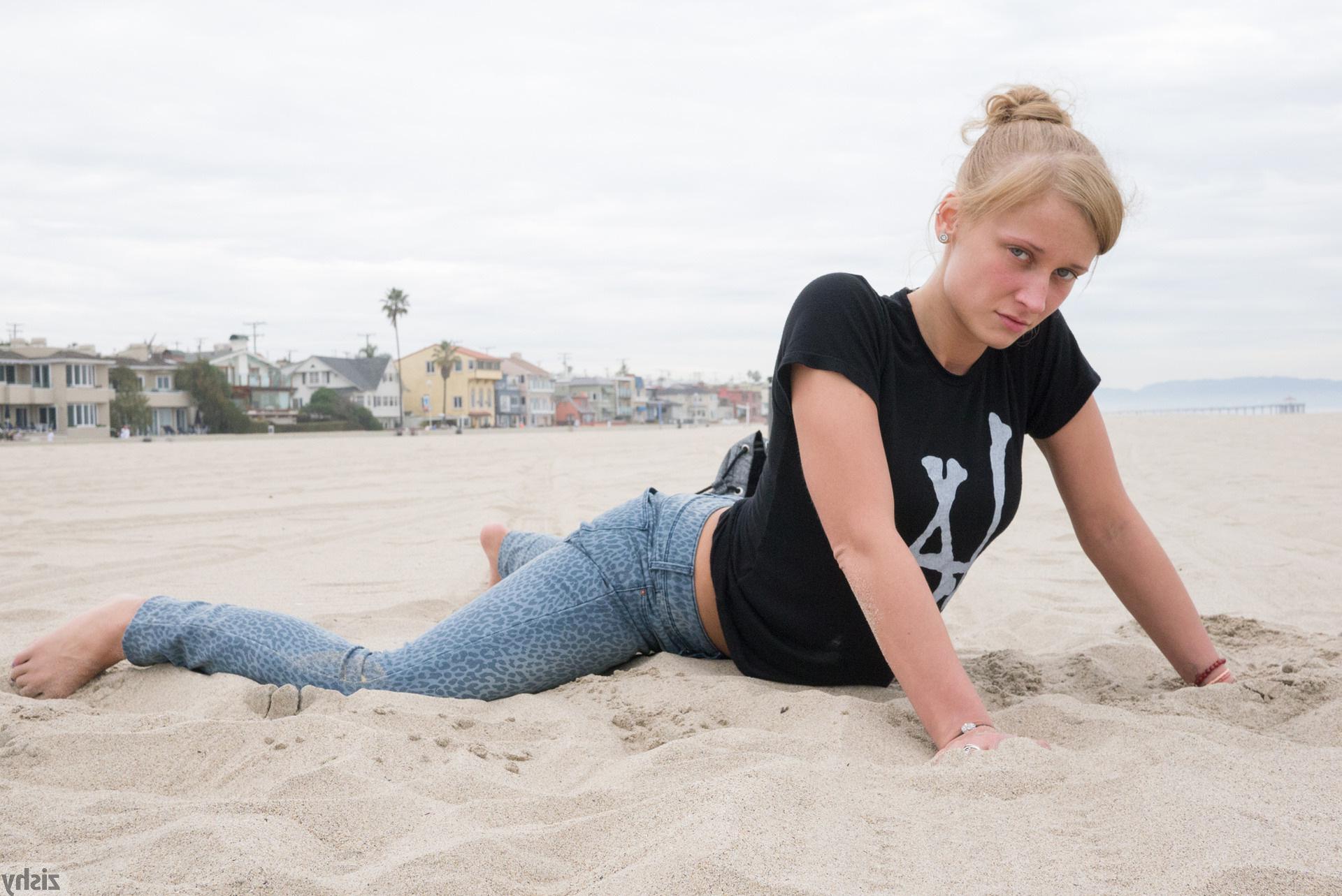 12P Busty blonde coed Alice Wonder shares some hot pics from her vacation
