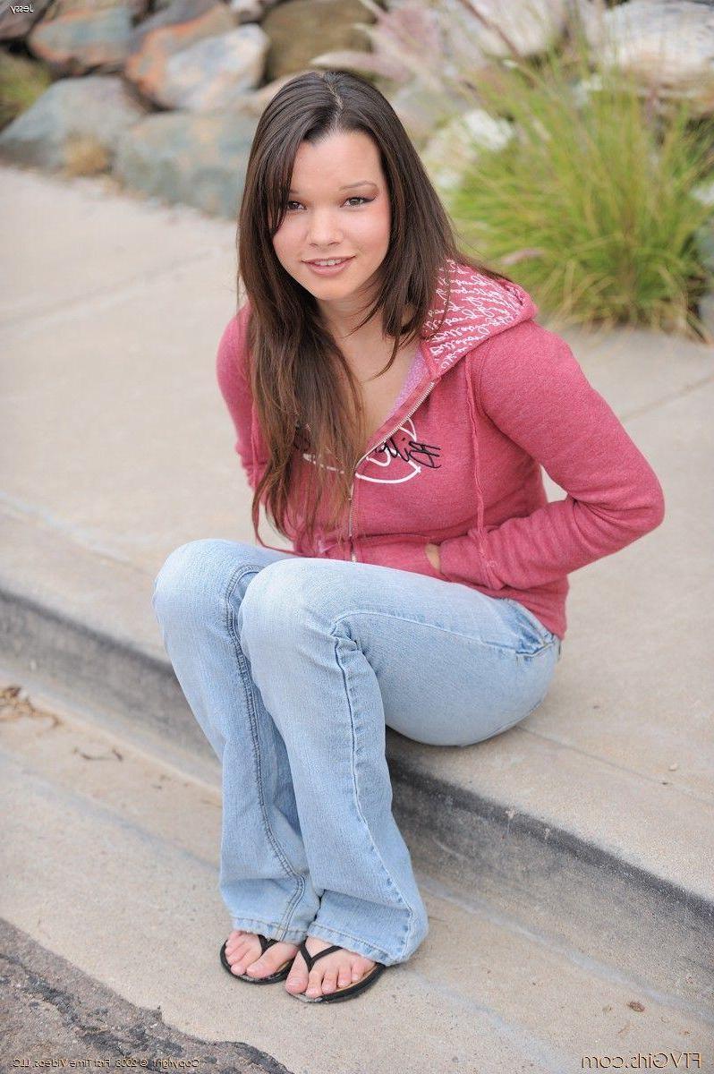 20P Pictures of ftv girl Jess playing with her pussy