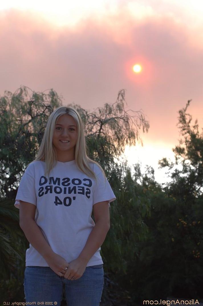 16P Alison exposes her round boobs outside