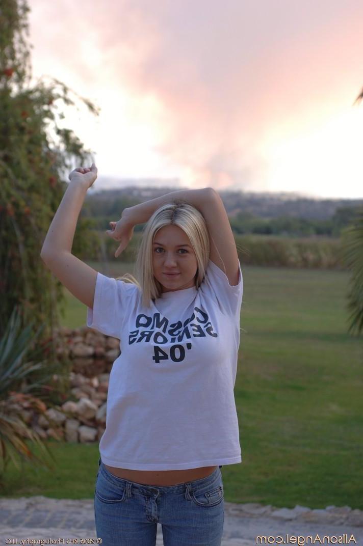 16P Alison exposes her round boobs outside