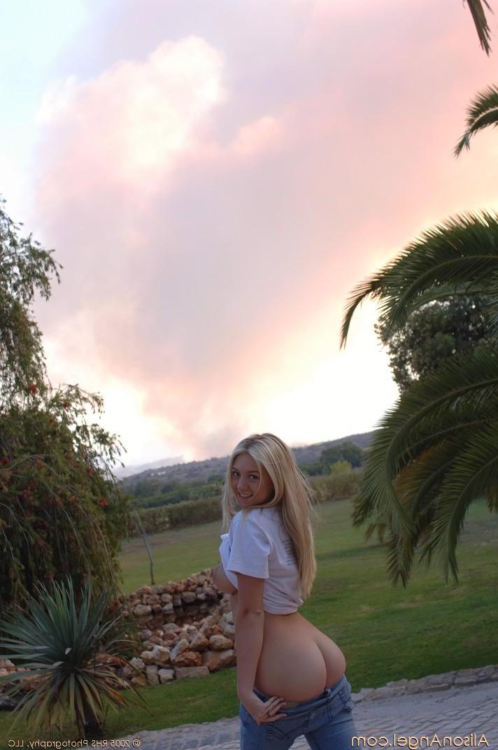 16P Alison exposes her round boobs outside