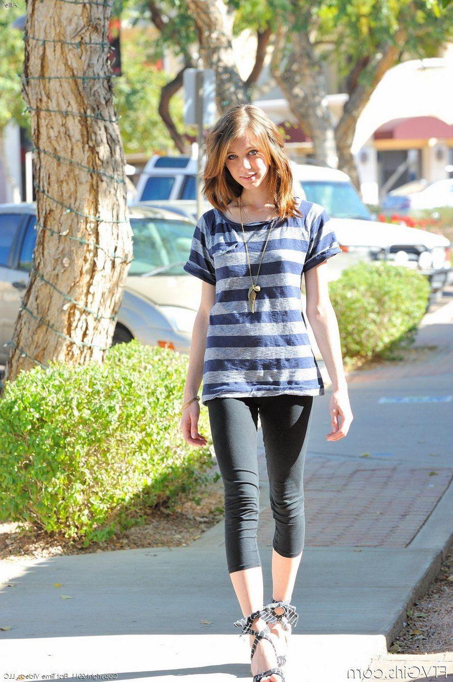 16P Pictures of hot teen girl Allie flashing outside