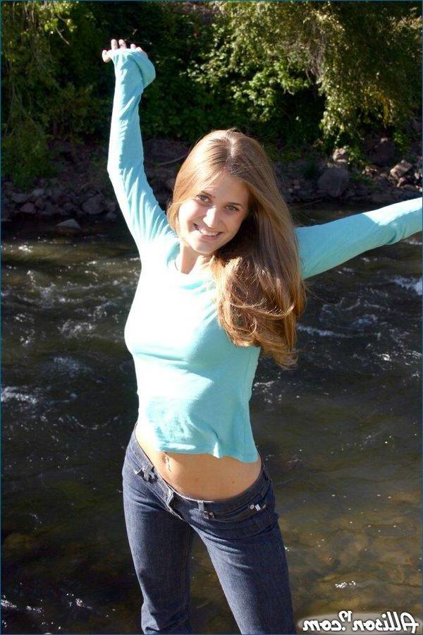16P Pictures of teen girl Allison 19 flashing outside