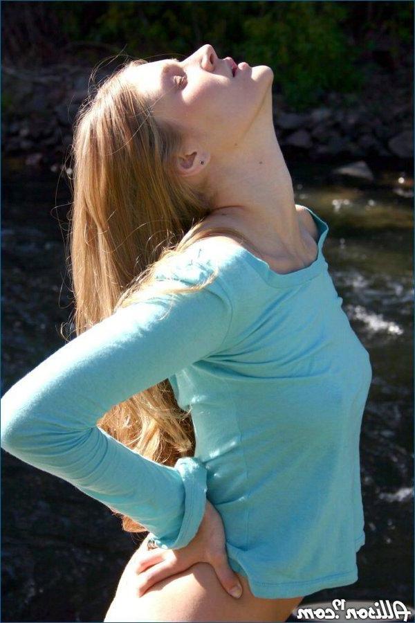 16P Pictures of teen girl Allison 19 flashing outside