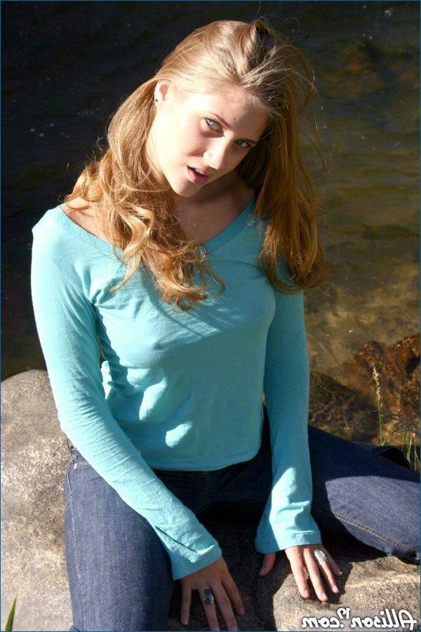 16P Pictures of teen girl Allison 19 flashing outside
