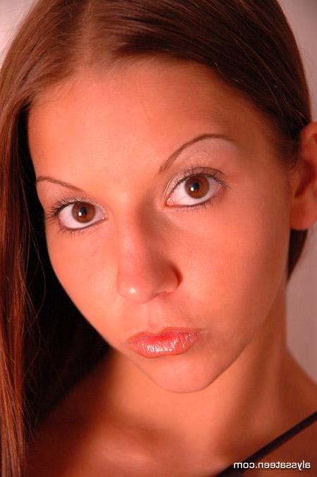 15P Pictures of teen chick Alyssa Teen showing off her perfect legs