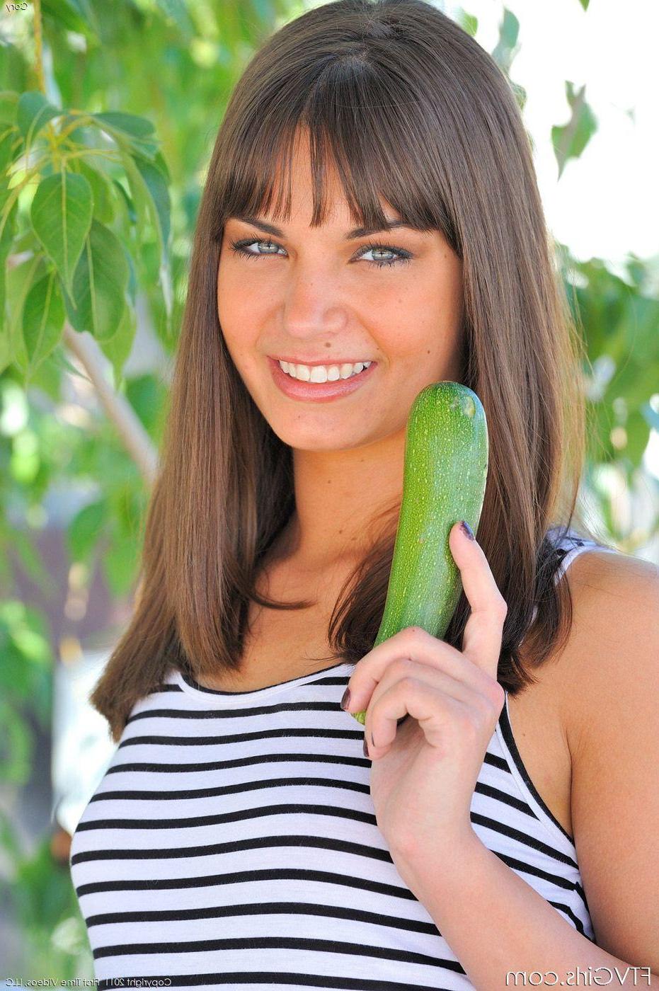 16P Pictures of teen girl Cory showing her pussy outside