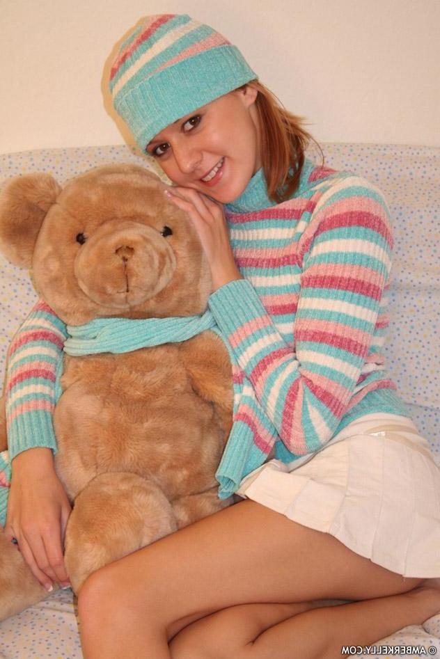 15P Pictures of teen Amber Kelly spreading her legs on a cold day