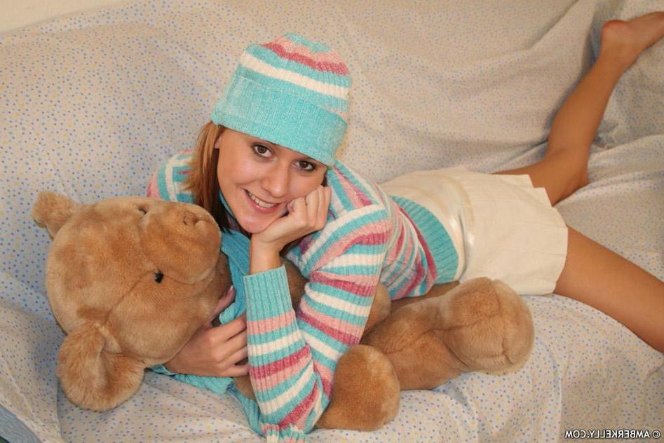 15P Pictures of teen Amber Kelly spreading her legs on a cold day