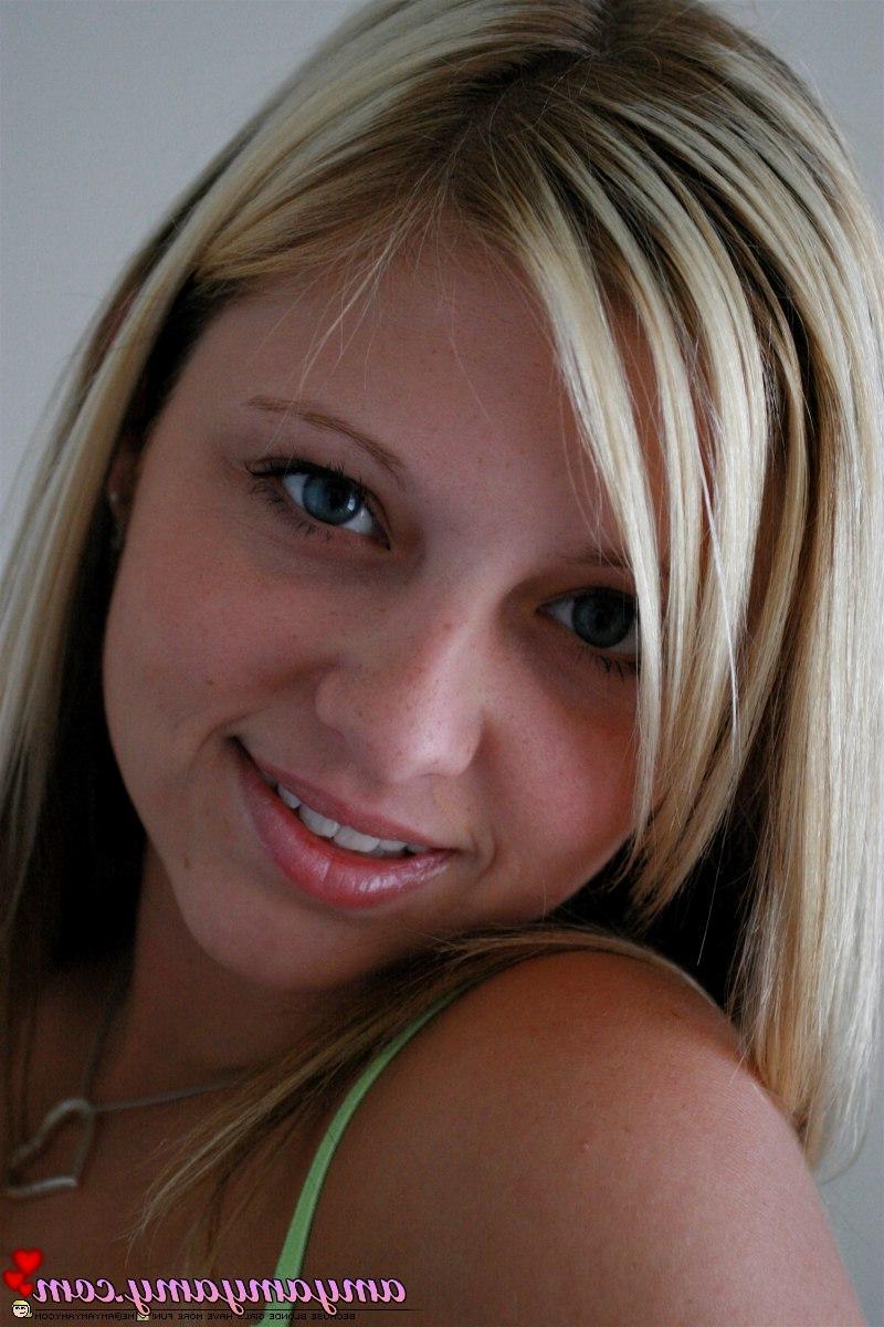 20P Pictures of Amy having some fun in the office