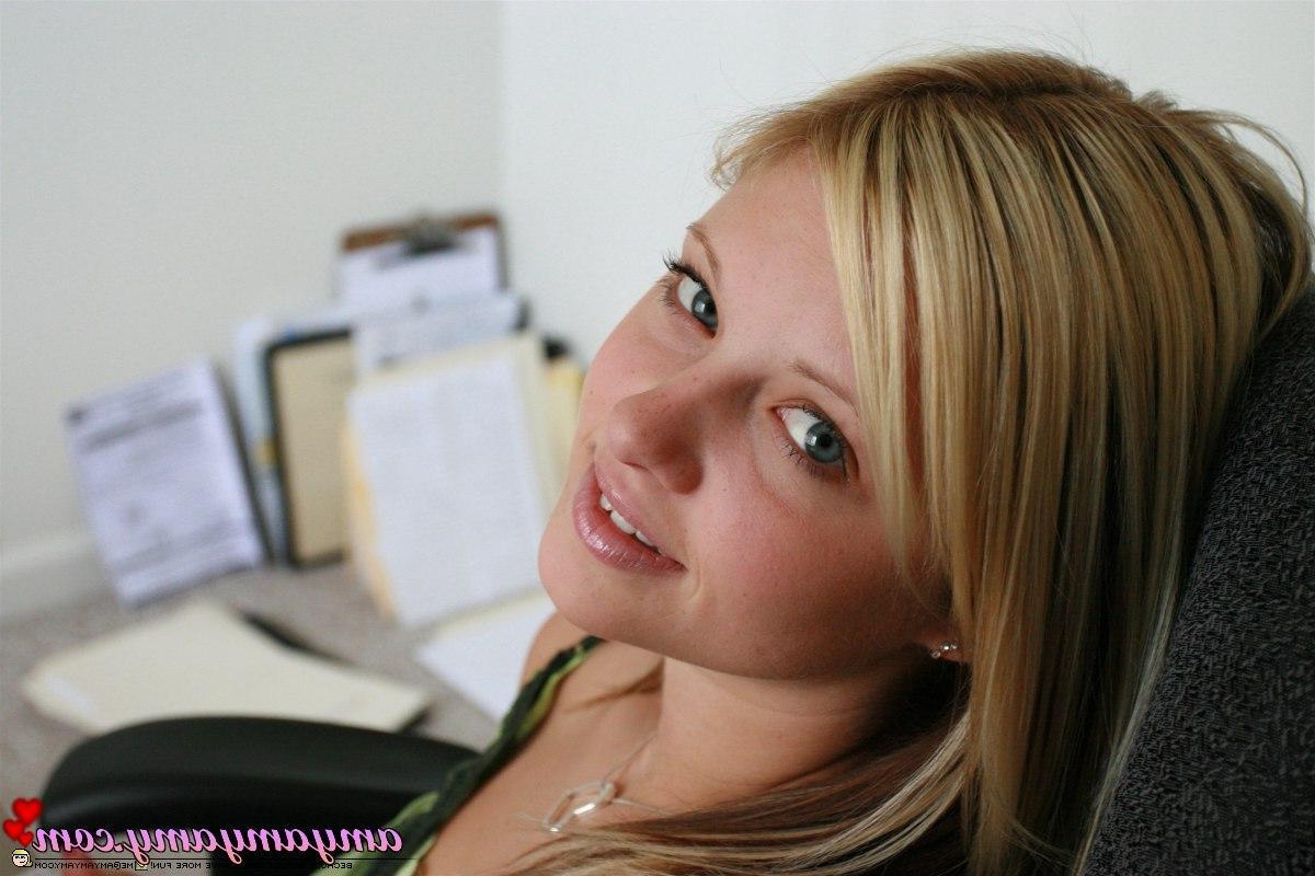 20P Pictures of Amy having some fun in the office
