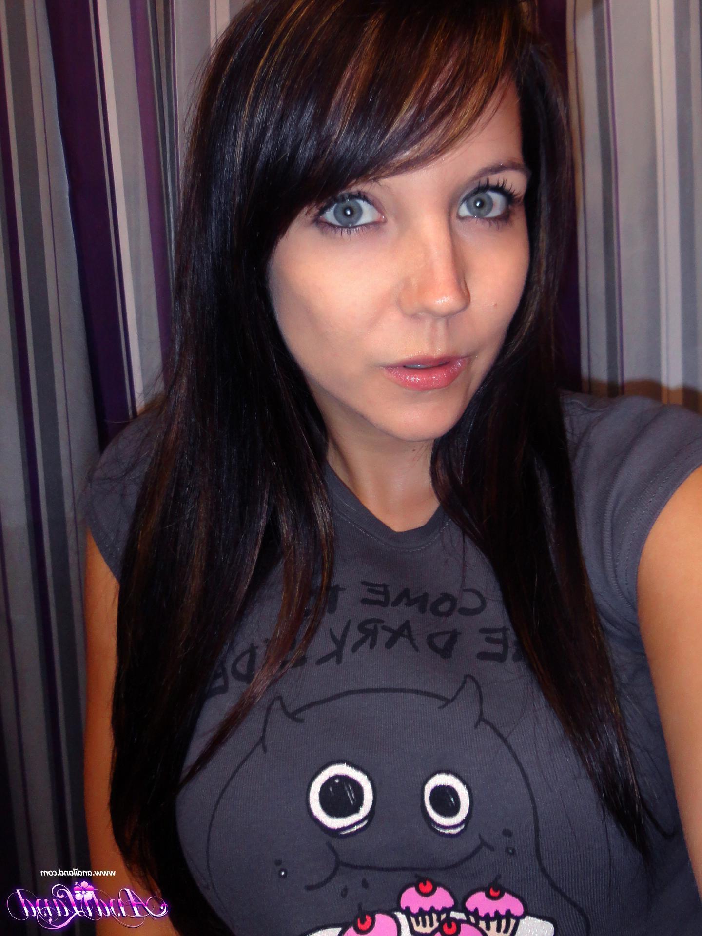 15P Brunette hottie Andi takes off her top and oils up her boobies just for you