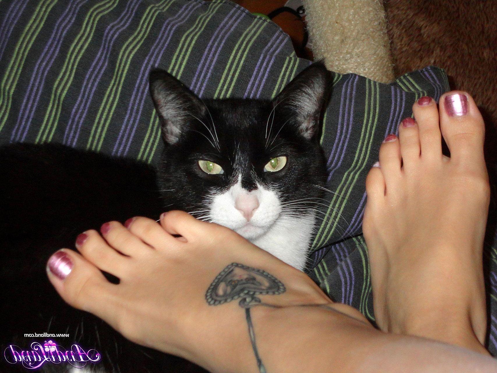 15P Pictures of Andi flashing in her purple shirt and socks