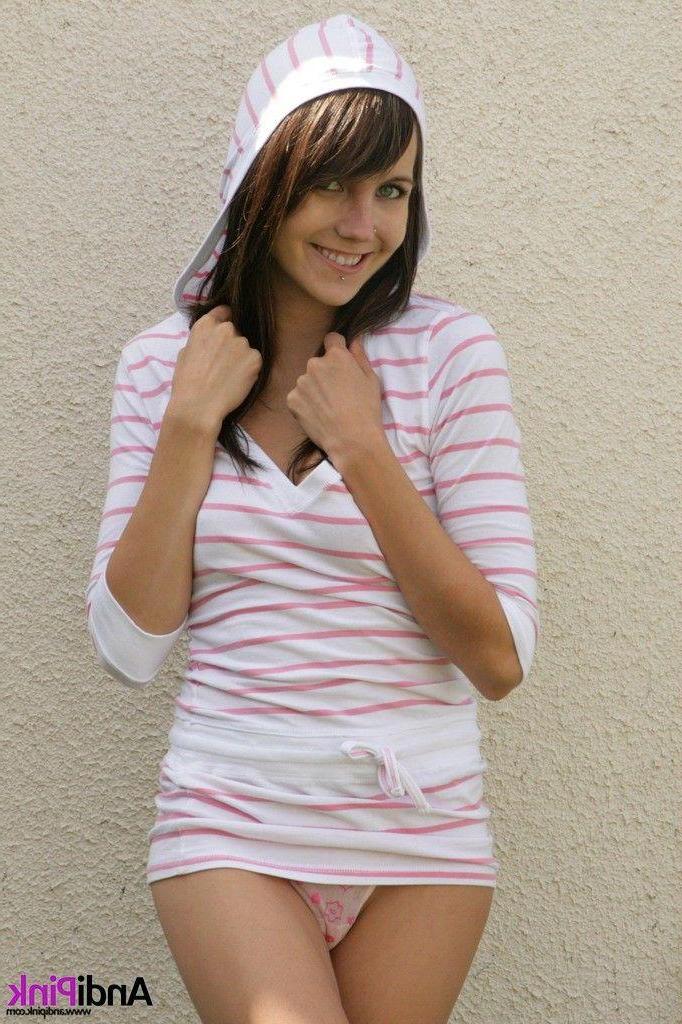 20P Pictures of teen Andi Pink flashing her tits at you