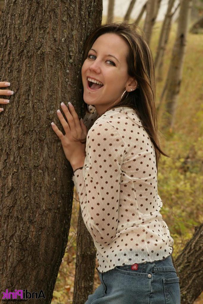 15P Pictures of teen Andi Pink flashing outside