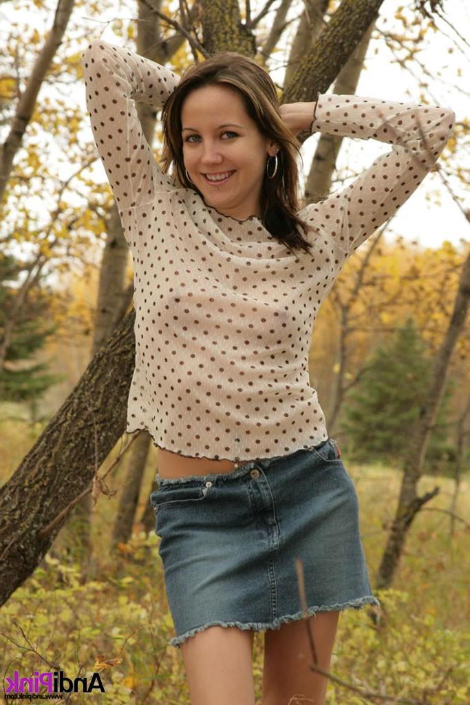15P Pictures of teen Andi Pink flashing outside