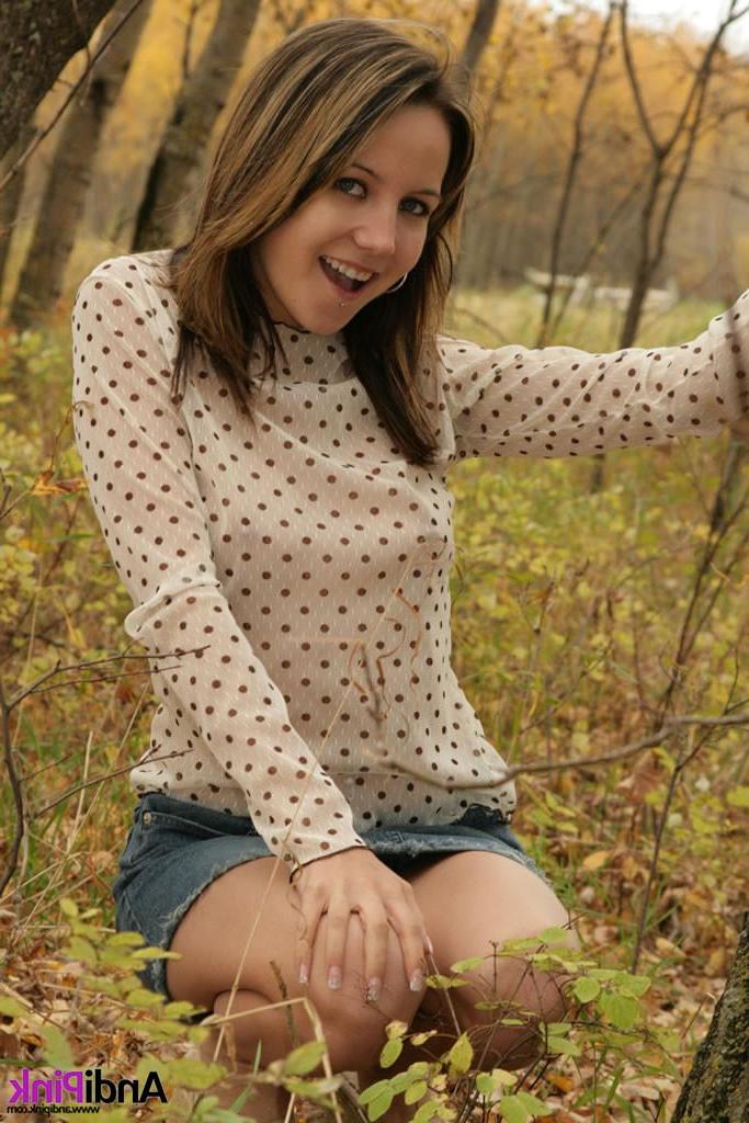 15P Pictures of teen Andi Pink flashing outside