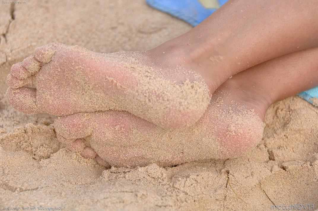20P Pictures of a teen getting naked on a beach