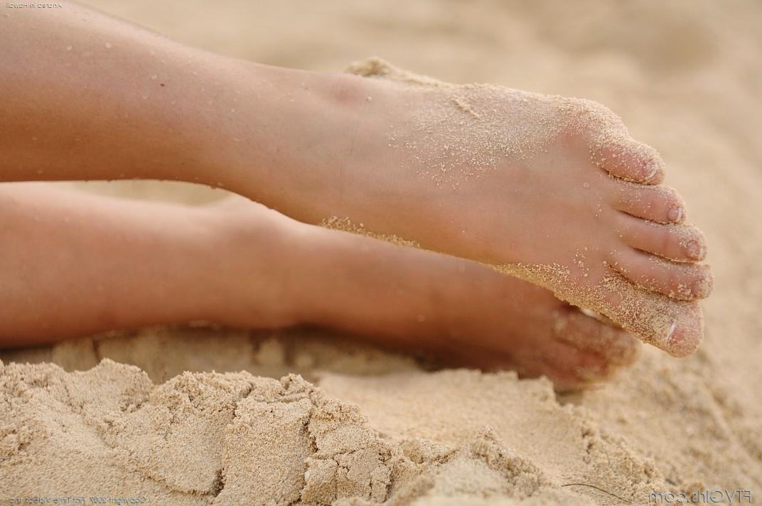 20P Pictures of a teen getting naked on a beach