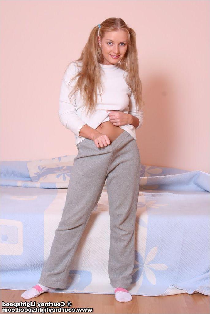 20P Pictures of teen girl Courtney Lightspeed taking off her pants