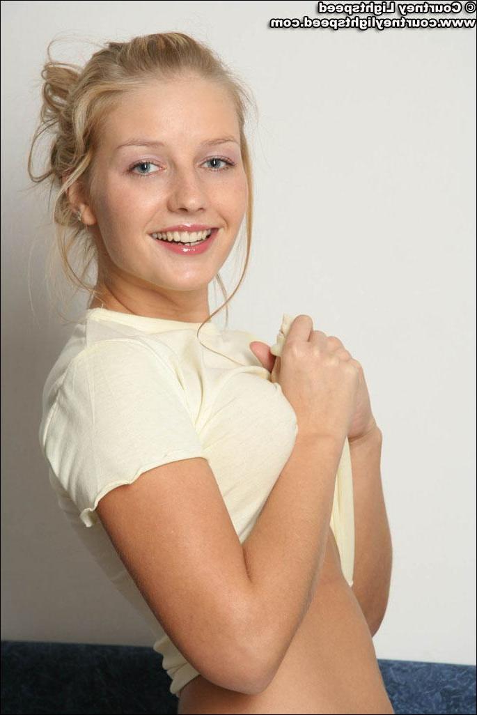 20P Pictures of Courtney Lightspeed showing off her sexy legs