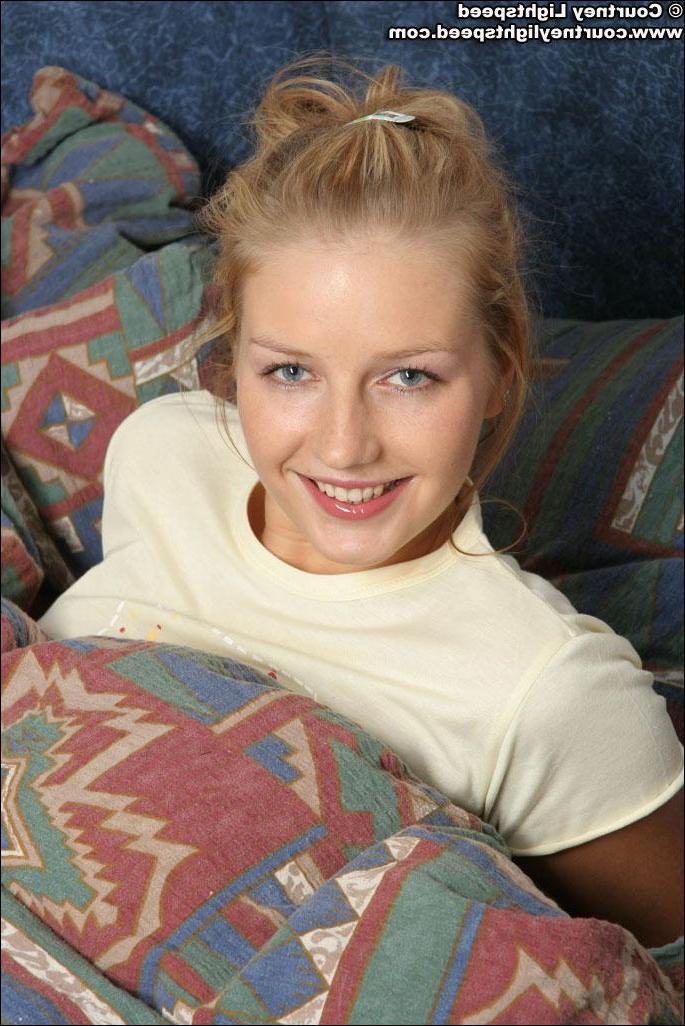 20P Pictures of Courtney Lightspeed showing off her sexy legs