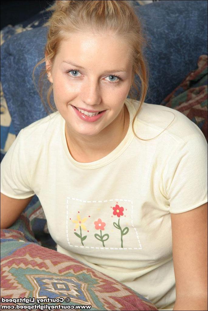 20P Pictures of Courtney Lightspeed showing off her sexy legs
