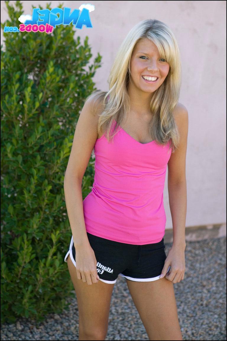 20P Pictures of teen porn girl Angel Woods flashing her tits at you