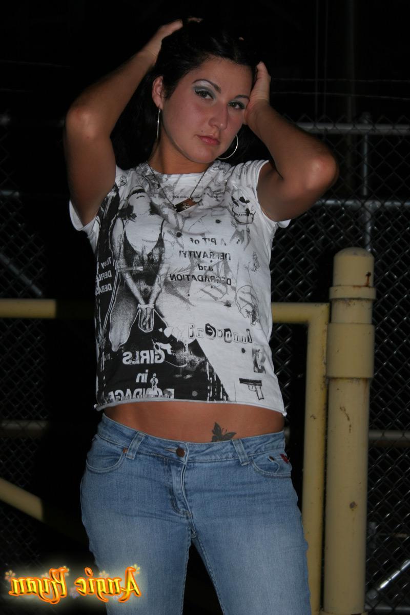20P Pictures of Angie Ryan flashing outside