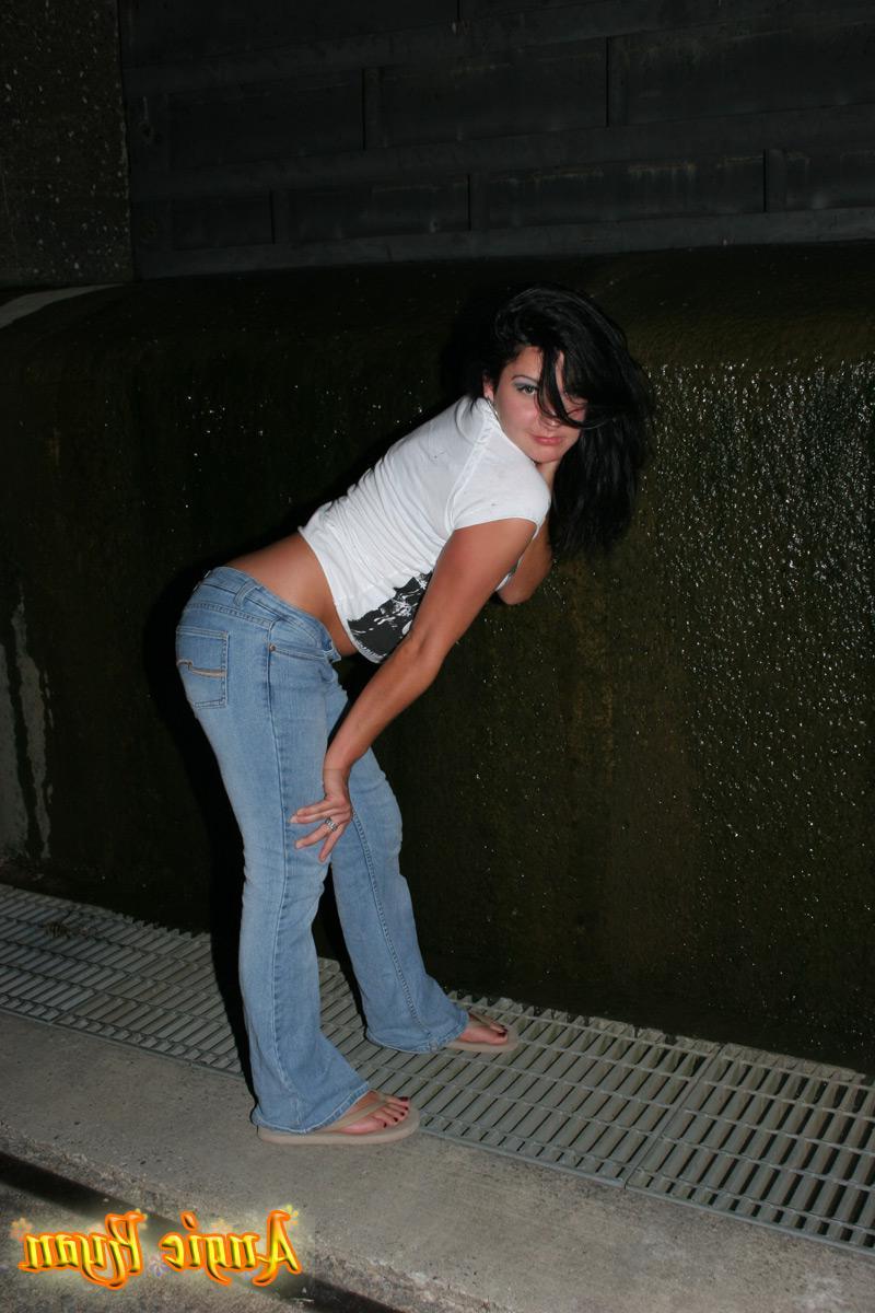 20P Pictures of Angie Ryan flashing outside