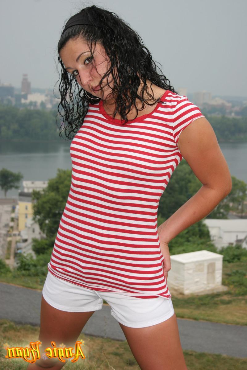 20P Pictures of Angie Ryan flashing outside