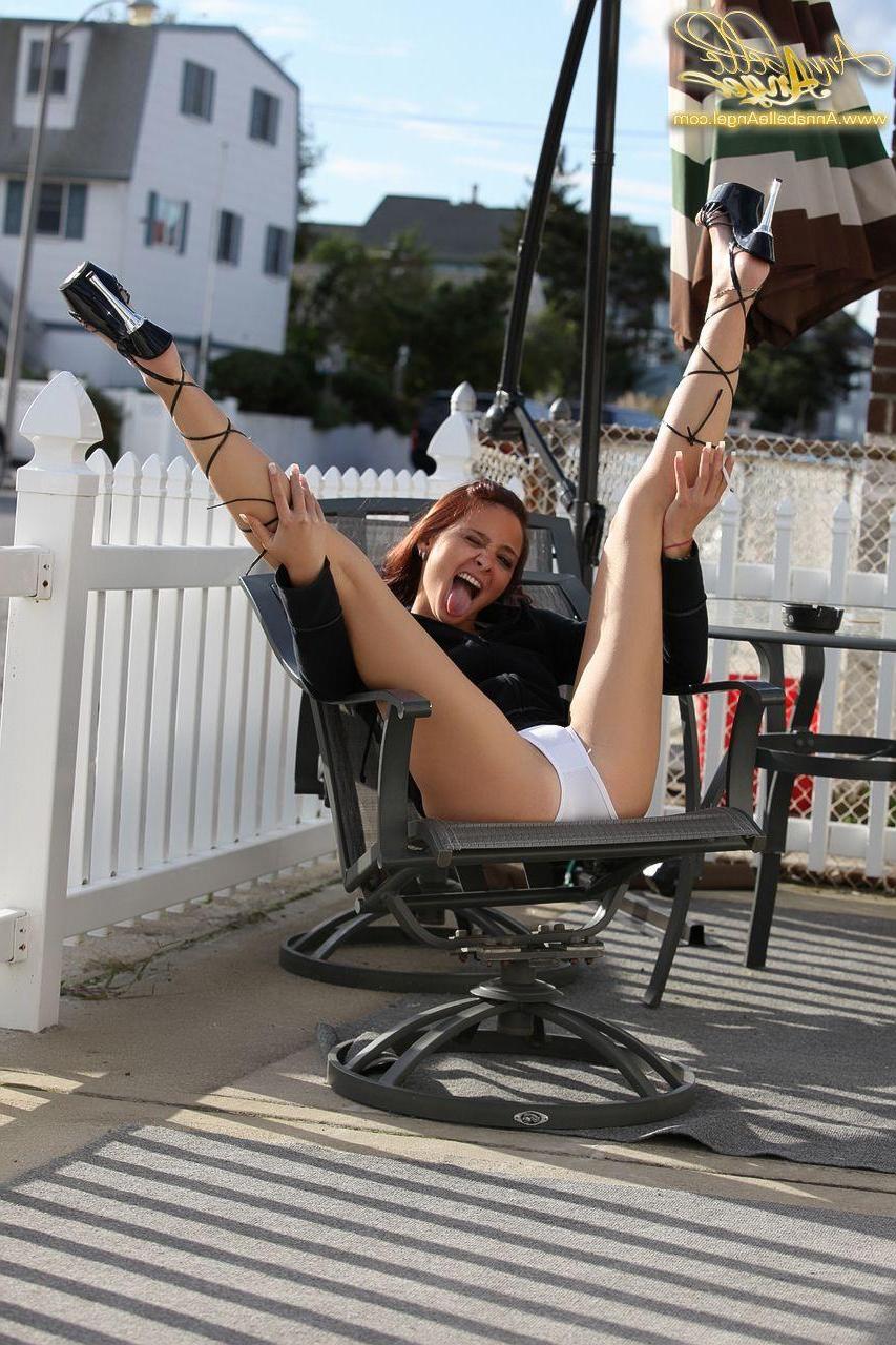 15P Pictures of teen Annabelle Angel showing off her amazing legs outside