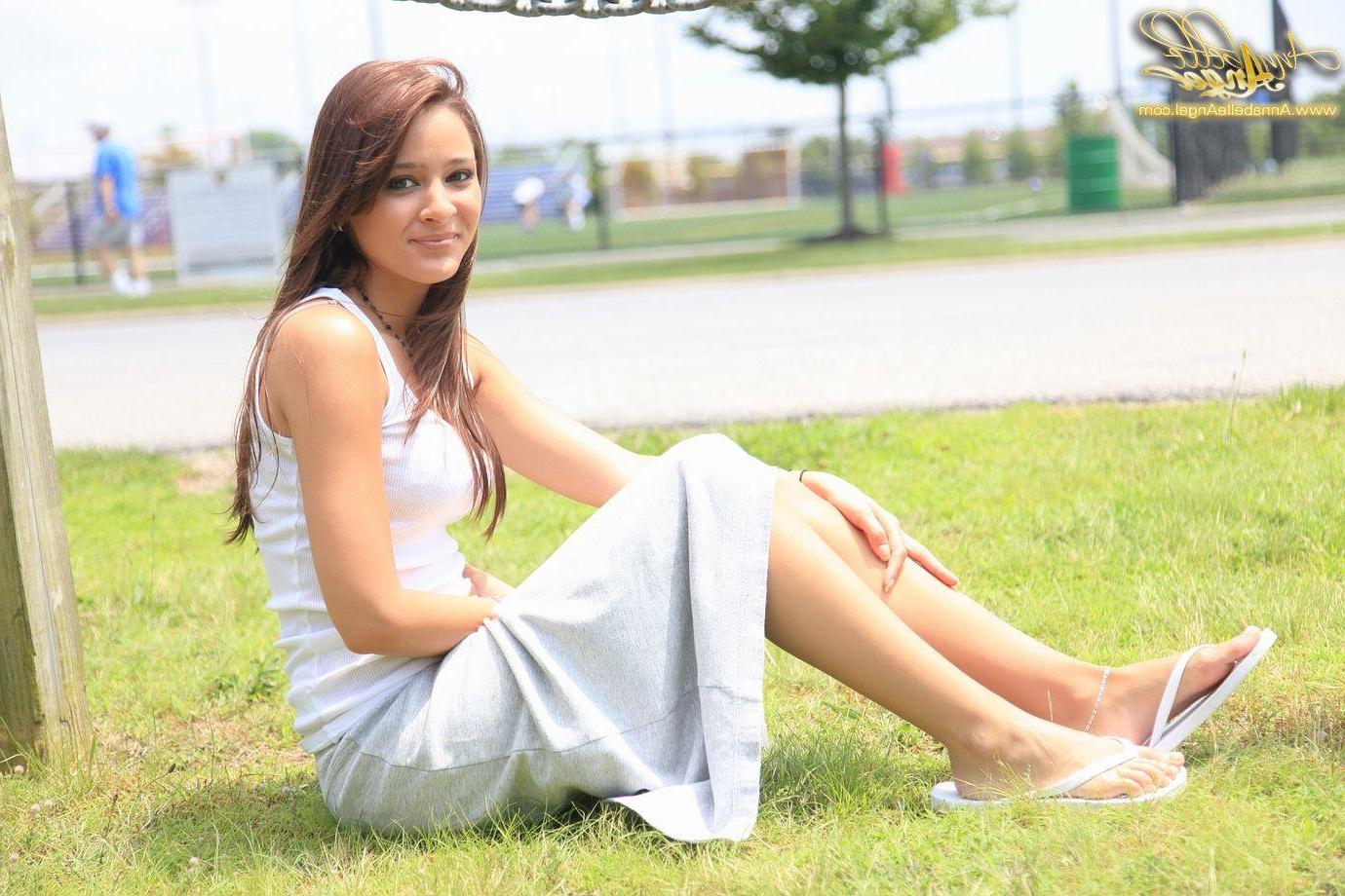 16P Pictures of Annabelle Angel flashing her boobs outside