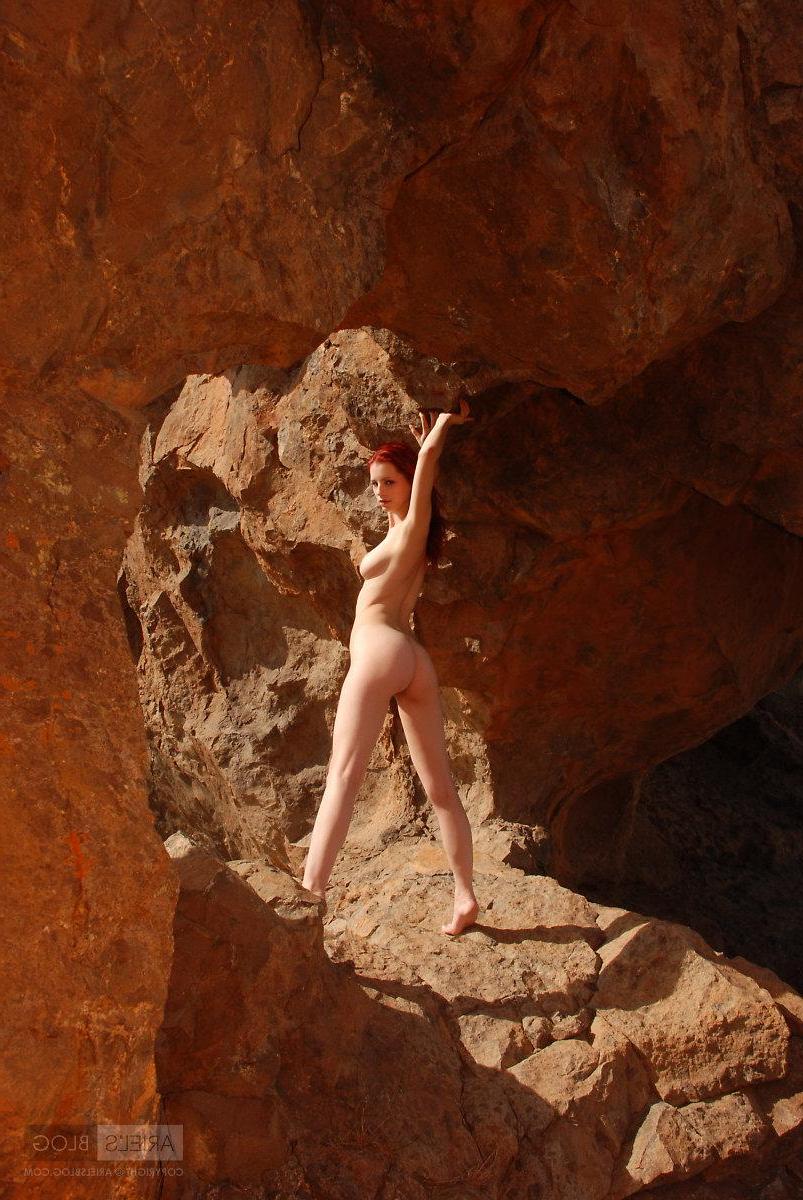 16P Pictures of teen hottie Ariel\'s Blog spreading her legs outside