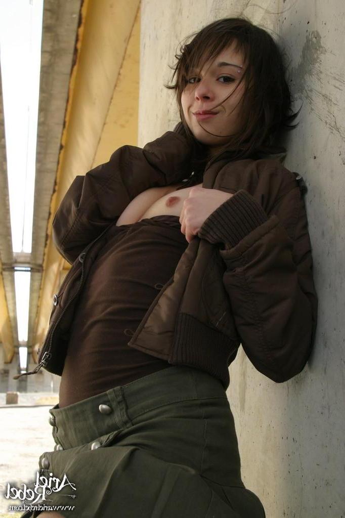 15P Pictures of Ariel Rebel flashing her tits