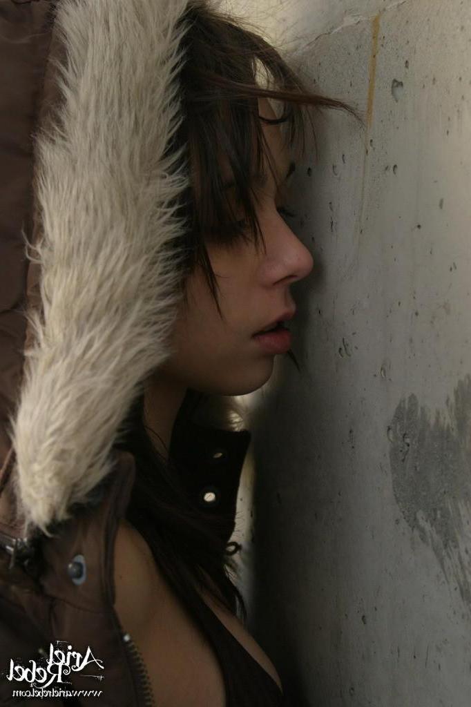 15P Pictures of Ariel Rebel flashing her tits