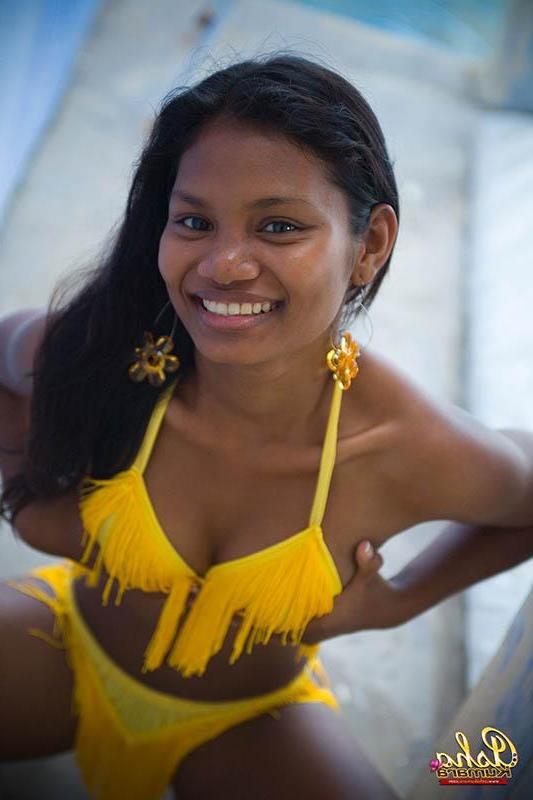 20P Pictures of teen girl Asha Kumara flashing her fun parts