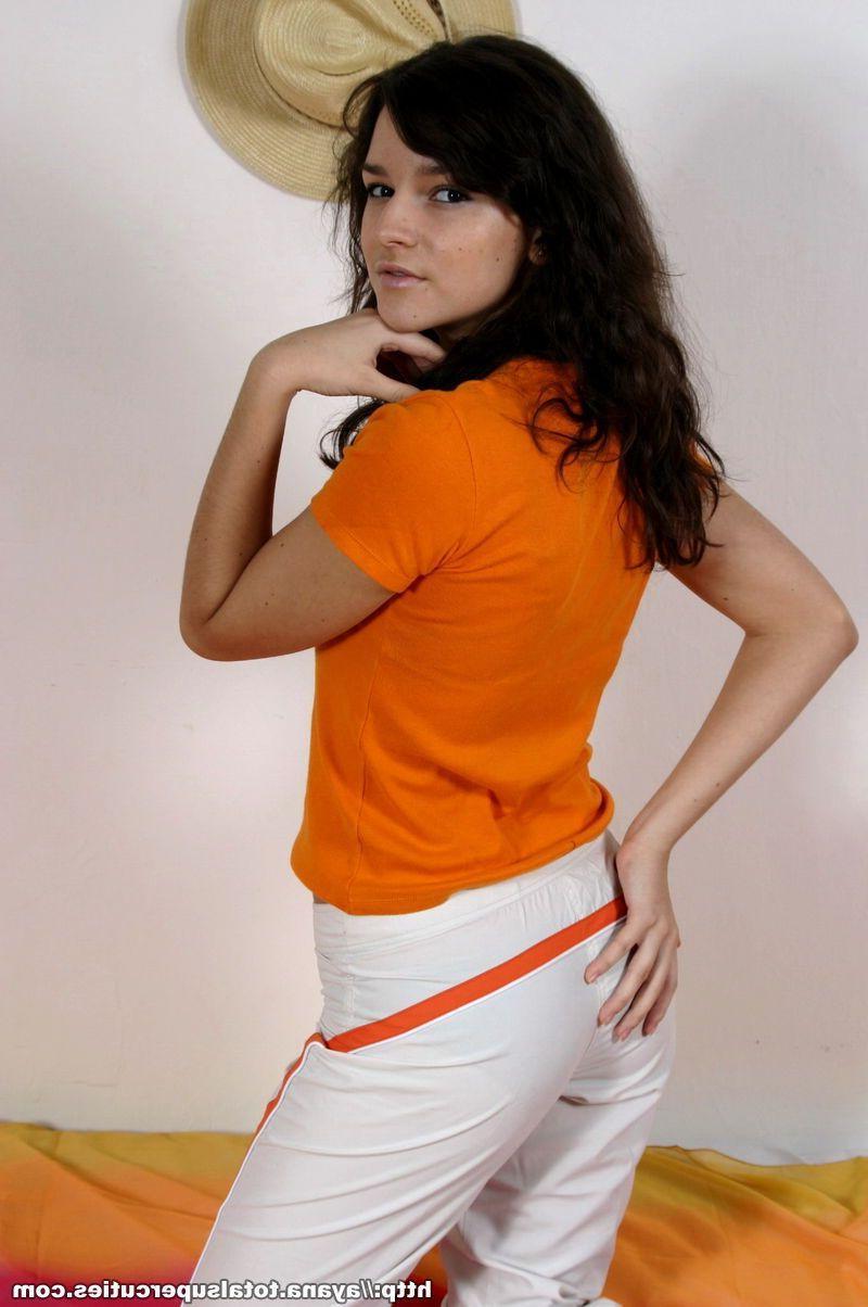 20P セクシーな脚を見せている十代の少女アヤナの写真