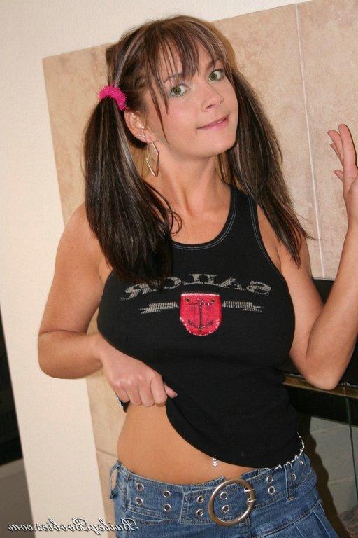 18P Pictures of teen chick Bailey Boobies flashing her tits