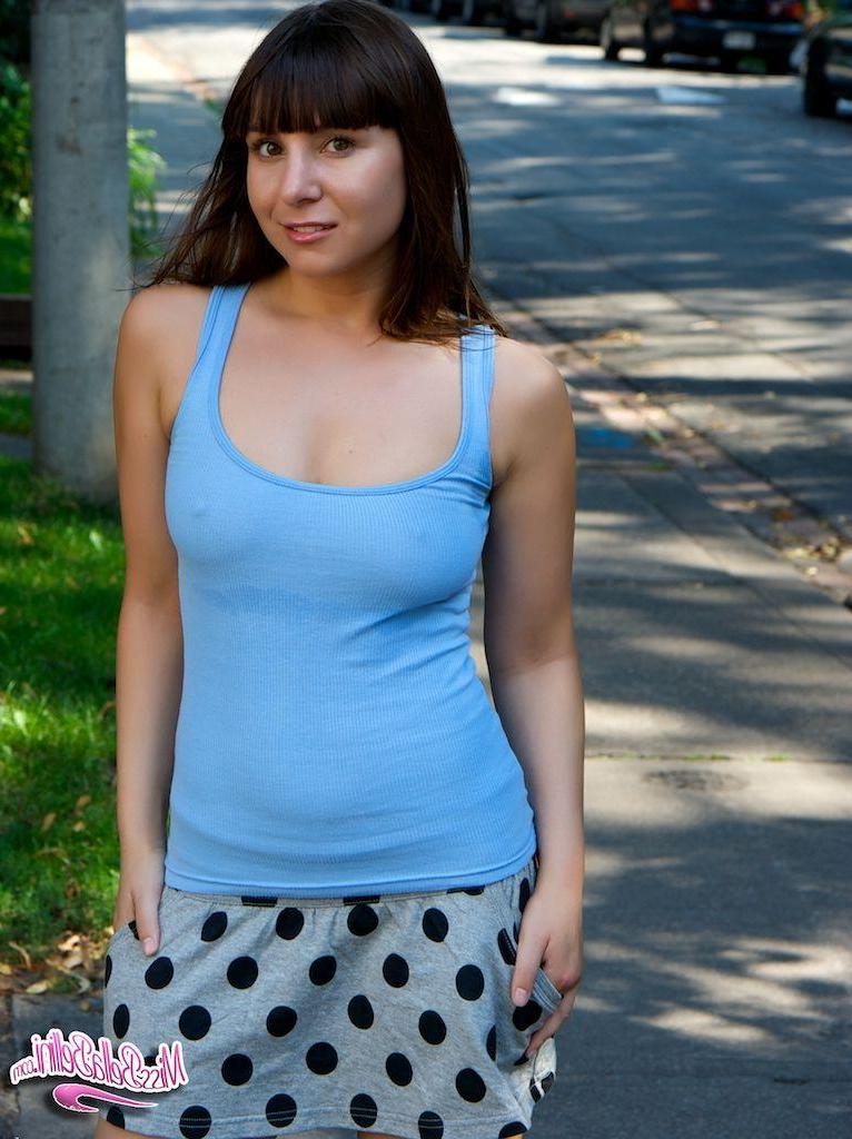 15P Pictures of Bella Bellini flashing outside