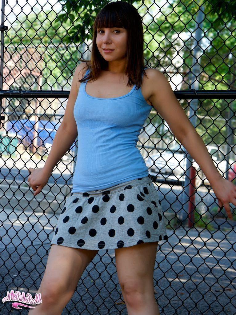 15P Pictures of Bella Bellini flashing outside