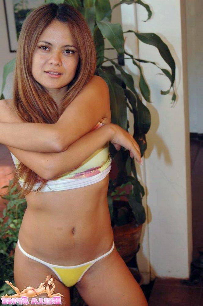 15P Bella shows her round ass and puffy nipples