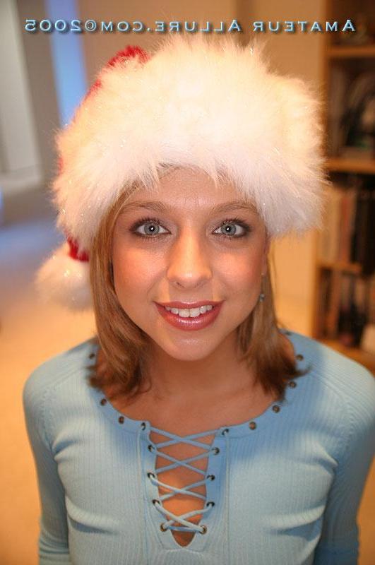 16P Pictures of blonde girl Ellie giving a blowjob for Christmas