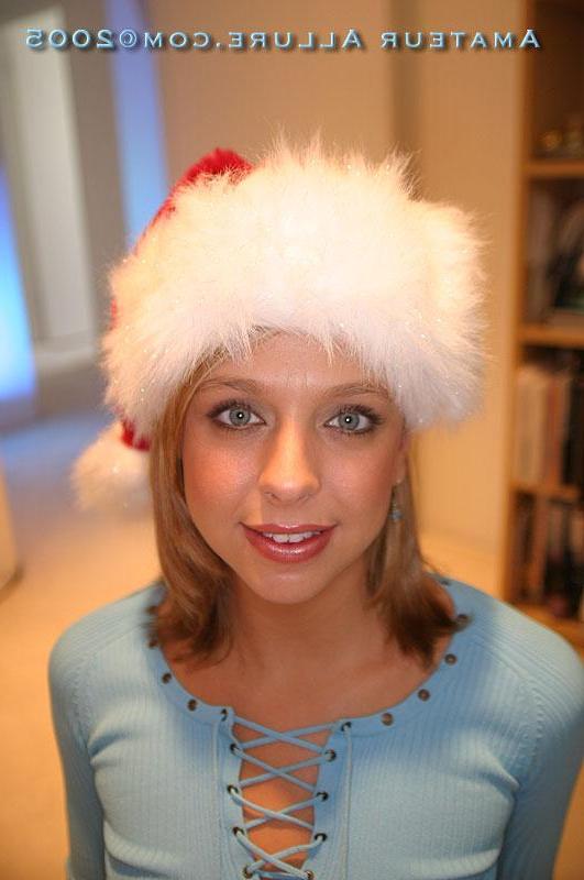 16P Pictures of blonde girl Ellie giving a blowjob for Christmas